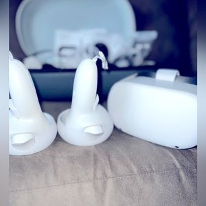 New!!!! Barely used Oculus Quest 2 VR headset set w/case!!